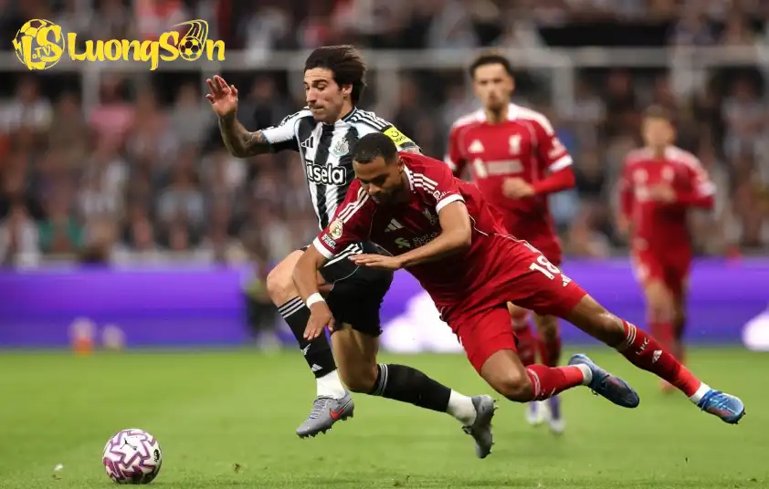 Liverpool gặp muôn vàn khó khăn trước một Liverpool thi đấu quật cường (Ảnh: Premier League).